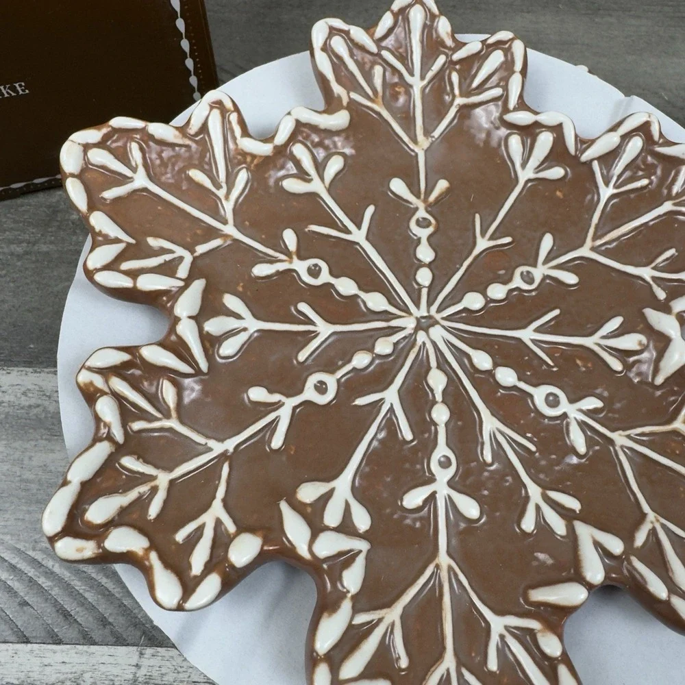 Pottery Barn Gingerbread Snowflake Stoneware Appetizer Plates Set 4 - Holiday
